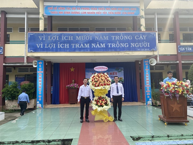 Ban dai dien hoi PH tang hoa cho Nhà trường